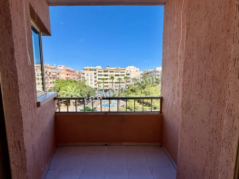 Estudio con Vistas y Piscina en Torrevieja - ¡Tu Oportunidad Ideal!