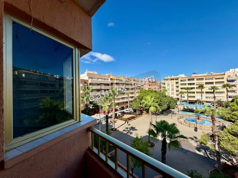 Estudio con Vistas y Piscina en Torrevieja - ¡Tu Oportunidad Ideal!