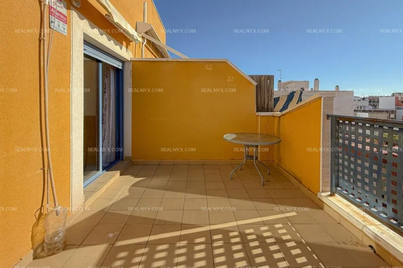 Extraordinario Ático (2005) con excelentes calidades + amplia terraza orientación sur !