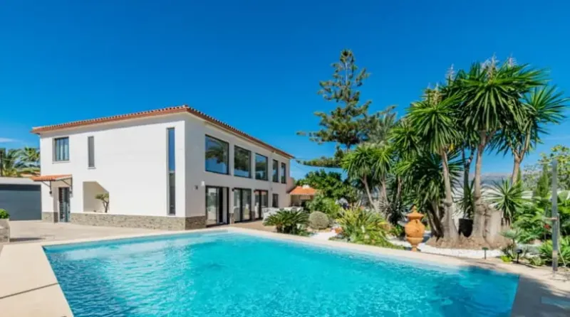 Villa con maravilloso jardín