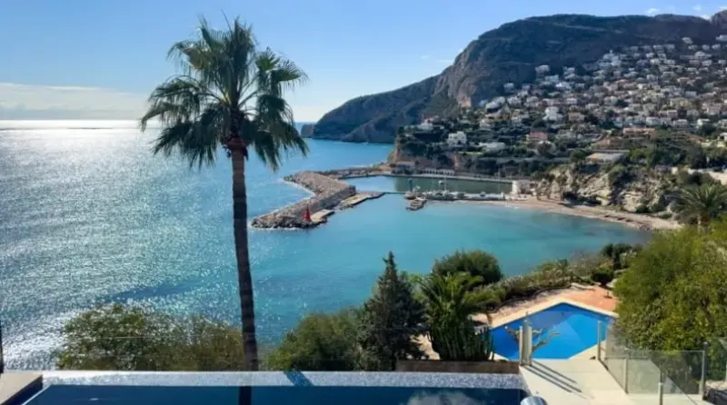 Villa moderna en primera línea
