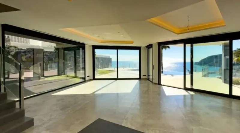 Villa moderna en primera línea