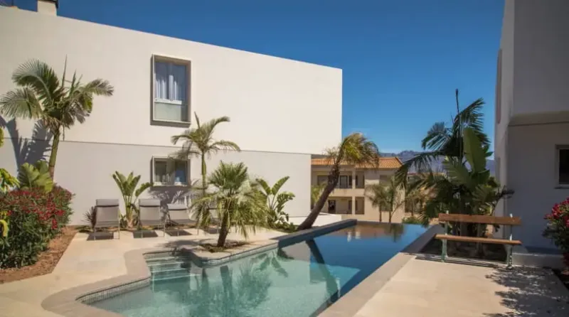 Moderna villa con elegancia contemporánea