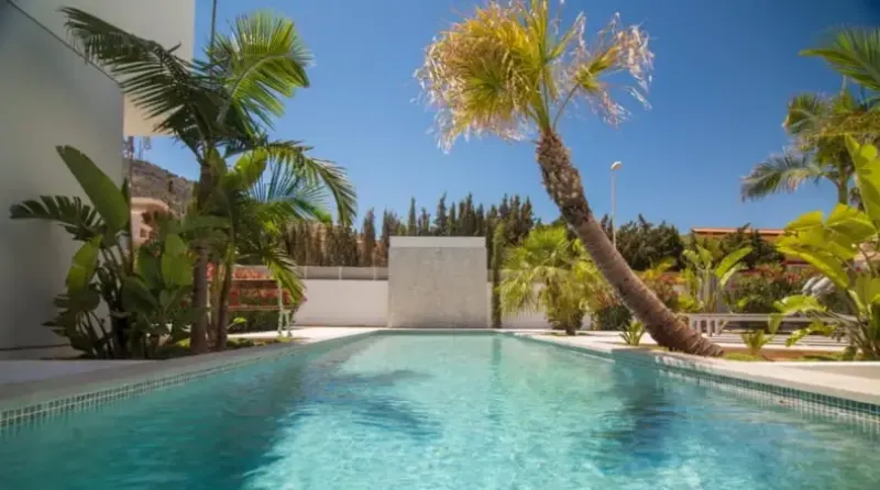 Moderna villa con elegancia contemporánea