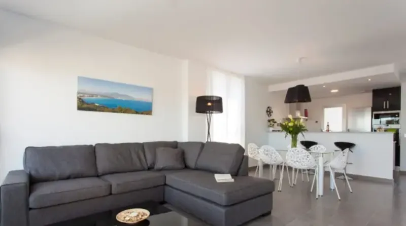 Moderna villa con elegancia contemporánea