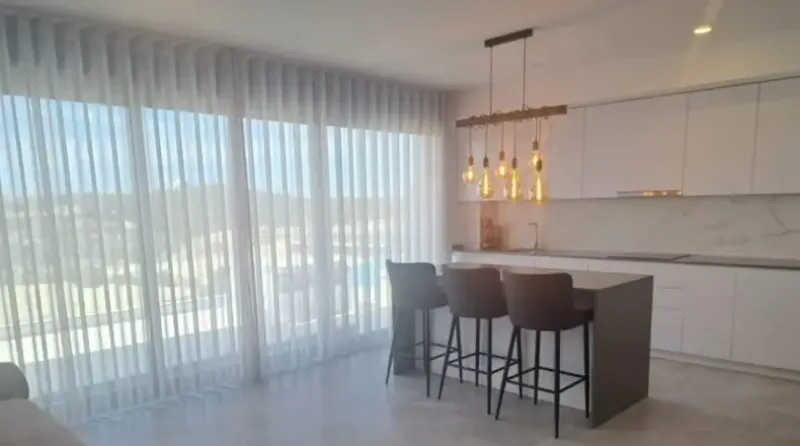 Apartamento moderno con terraza soleada