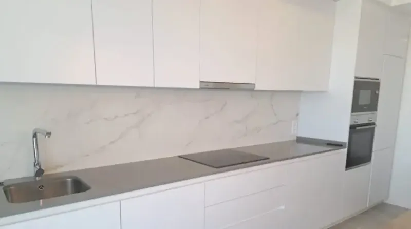 Apartamento moderno con terraza soleada