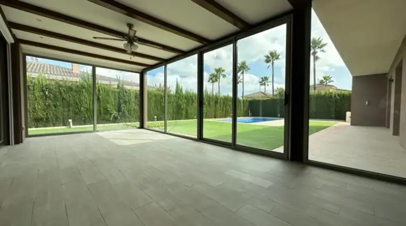 Cautivadora villa con elegancia moderna