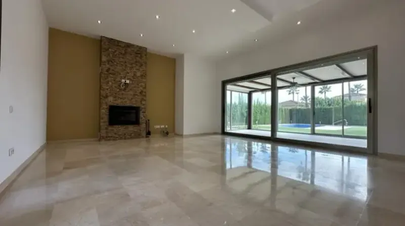 Cautivadora villa con elegancia moderna