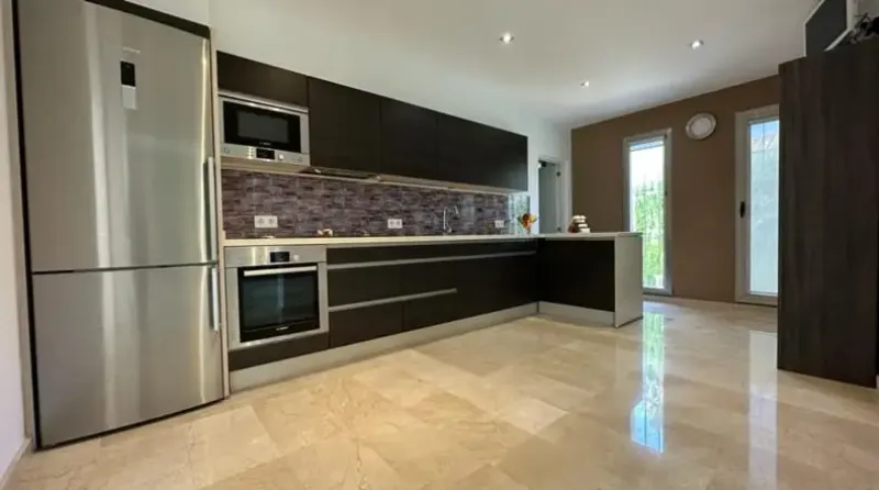 Cautivadora villa con elegancia moderna