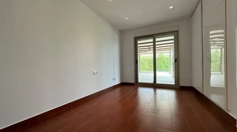 Cautivadora villa con elegancia moderna