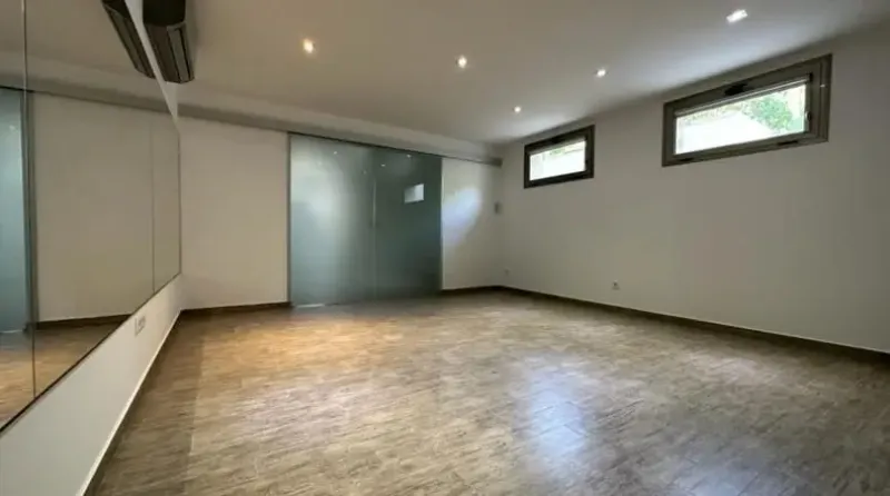 Cautivadora villa con elegancia moderna