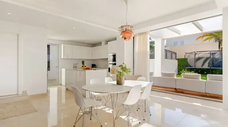 Moderna y exclusiva villa cerca de la playa