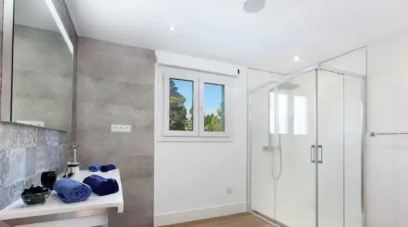 Villa perfecta: estilo, tecnología, relajación.