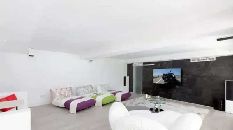 Villa perfecta: estilo, tecnología, relajación.