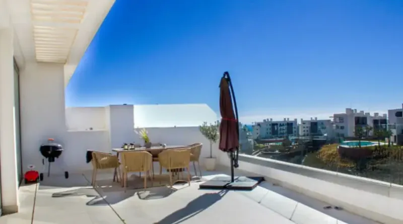 Ático esquinero en Higuerón: espacio y elegancia