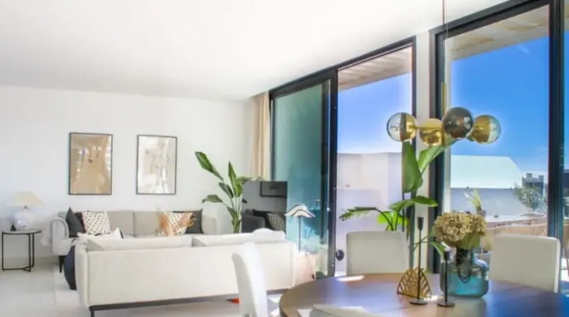 Ático esquinero en Higuerón: espacio y elegancia