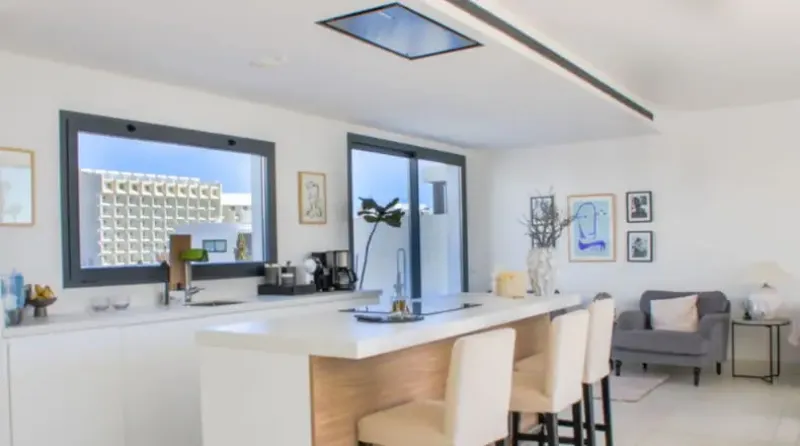 Ático esquinero en Higuerón: espacio y elegancia