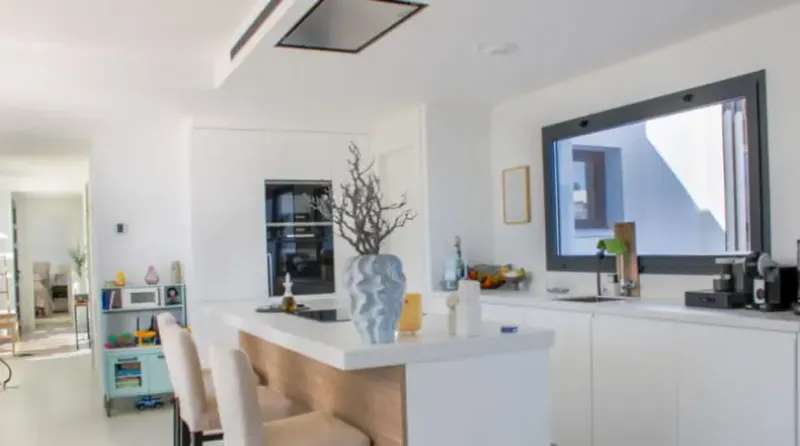 Ático esquinero en Higuerón: espacio y elegancia