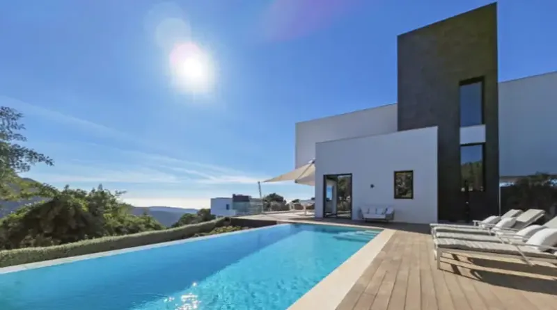 Exclusiva villa con impresionantes vistas al mar y a la montaña