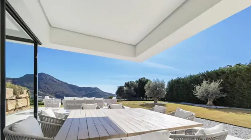 Exclusiva villa con impresionantes vistas al mar y a la montaña