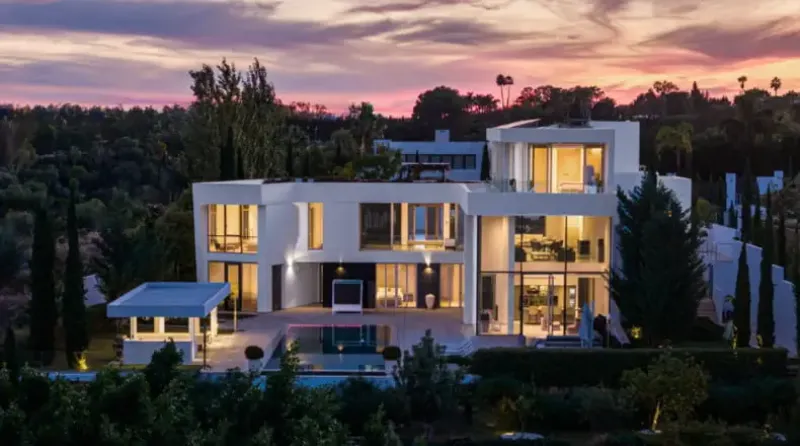 Villa con arquitectura sostenible y diseño moderno