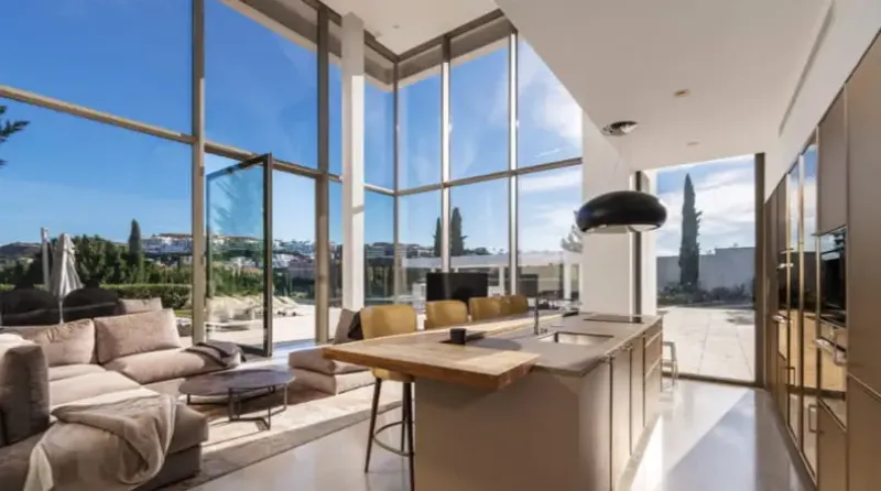 Villa con arquitectura sostenible y diseño moderno