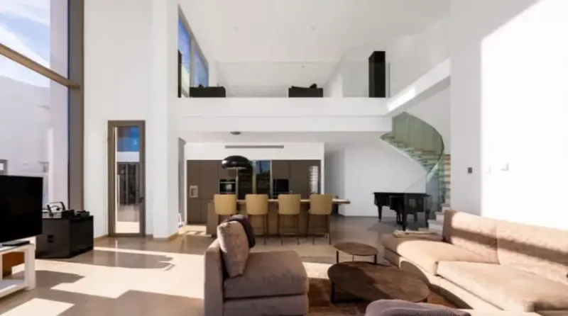 Villa con arquitectura sostenible y diseño moderno