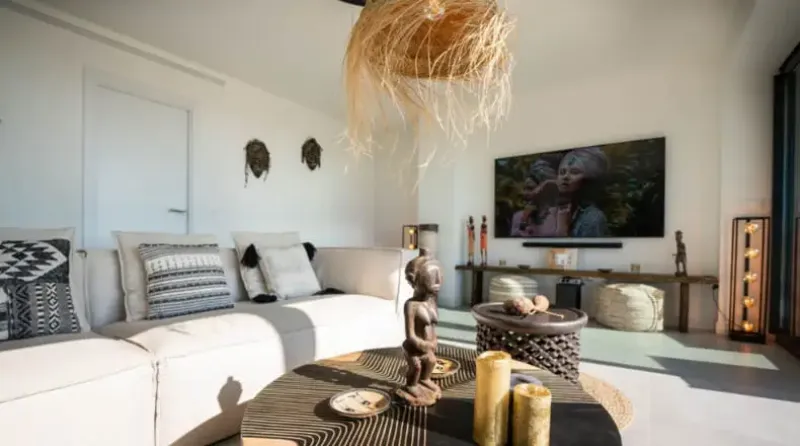 Apartamento con un luminoso interiorismo boho