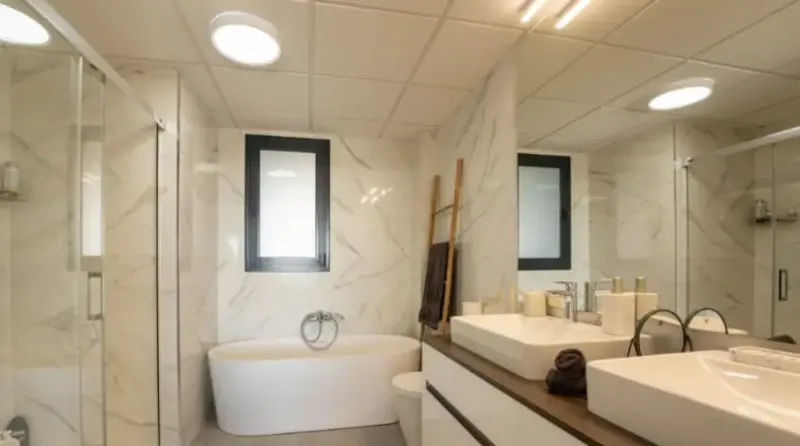 Apartamento con un luminoso interiorismo boho