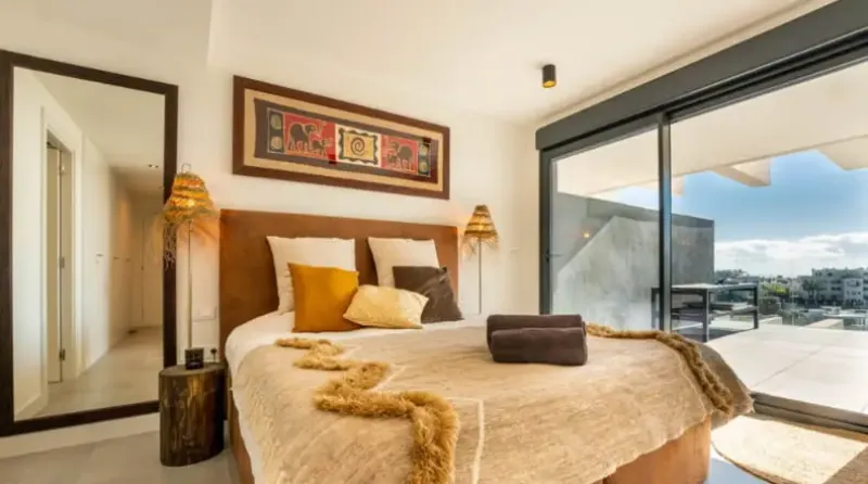 Apartamento con un luminoso interiorismo boho