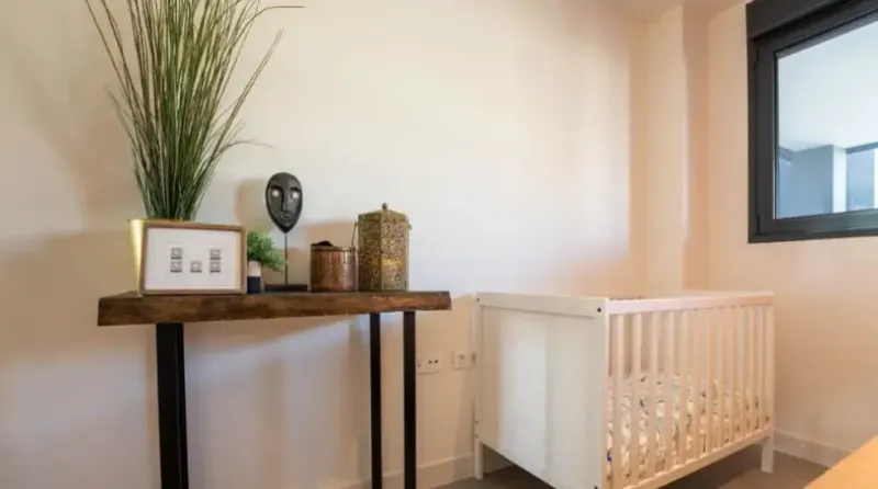 Apartamento con un luminoso interiorismo boho