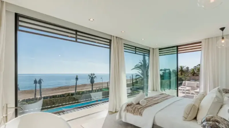 Villa contemporánea en primera línea de playa