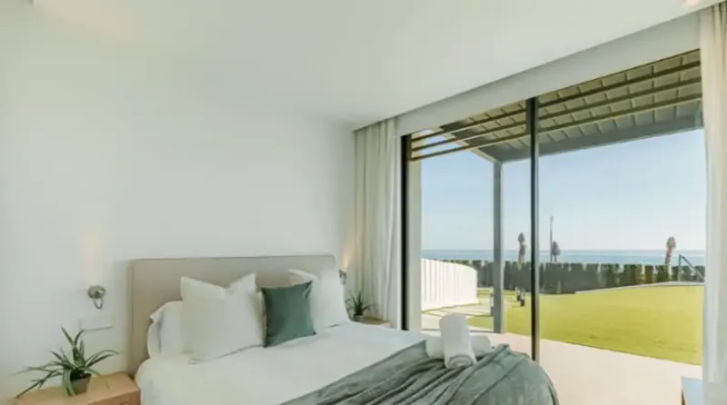 Villa contemporánea en primera línea de playa