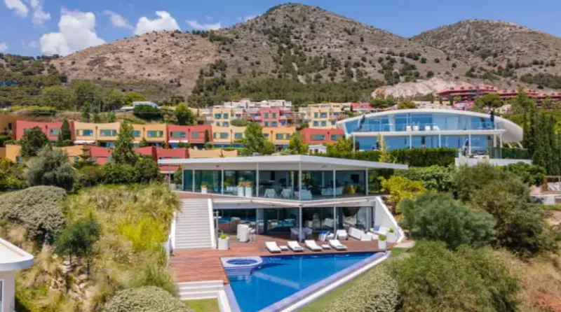 Villa elegante y moderna con vistas panorámicas