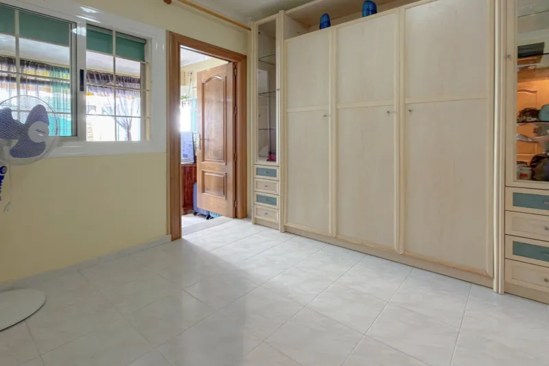 Torreblanca! Okouzlující zrekonstruovaný bungalov se 2 terasami, v exkluzivní urbanizaci se 2 společnými bazény