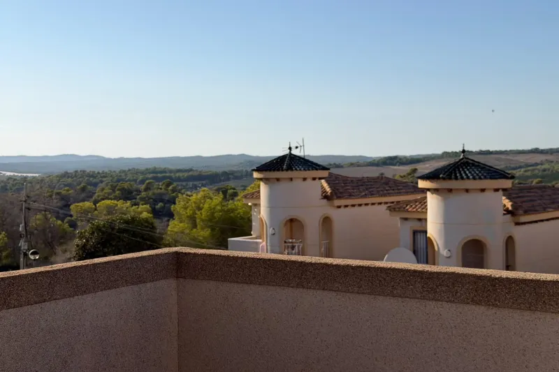 Orihuela Costa! Stunning Mediterranean-style villa with a generous plot, spacious terraces, a private solarium with panoramic views, and a private swimming pool.