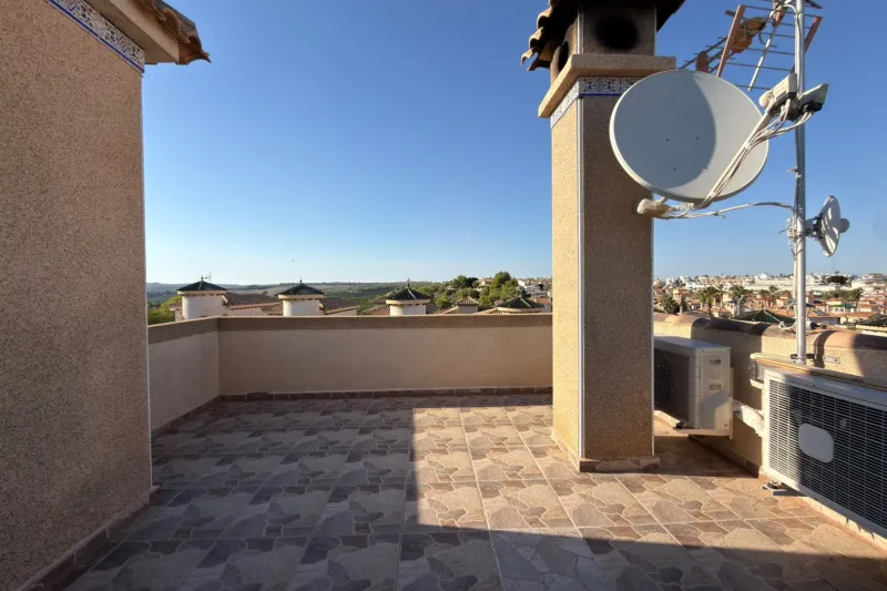 Orihuela Costa! Stunning Mediterranean-style villa with a generous plot, spacious terraces, a private solarium with panoramic views, and a private swimming pool.