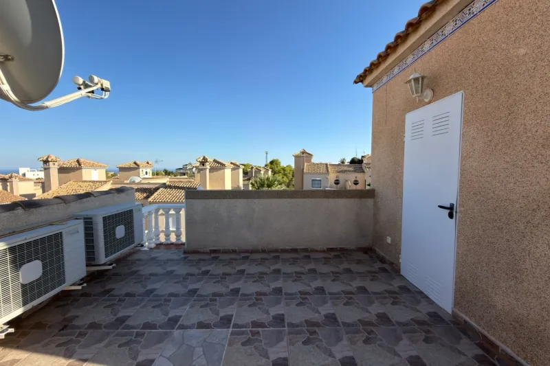 Orihuela Costa! Stunning Mediterranean-style villa with a generous plot, spacious terraces, a private solarium with panoramic views, and a private swimming pool.