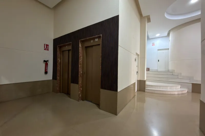 Okouzlující střešní apartmán s úžasným designem, zcela nový + 2 společné bazény