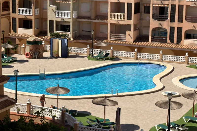 Speciální nabídka! Prostorný apartmán se 3 ložnicemi, velkou terasou a výhledem na společný bazén + garáž v ceně