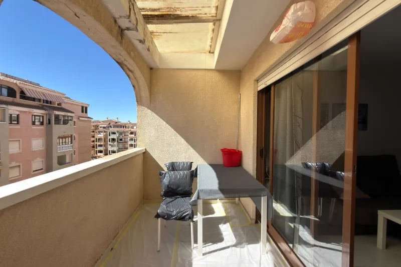 Speciální nabídka! Prostorný apartmán se 3 ložnicemi, velkou terasou a výhledem na společný bazén + garáž v ceně