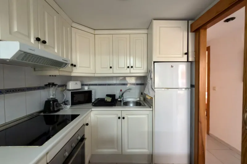 Speciální nabídka! Prostorný apartmán se 3 ložnicemi, velkou terasou a výhledem na společný bazén + garáž v ceně