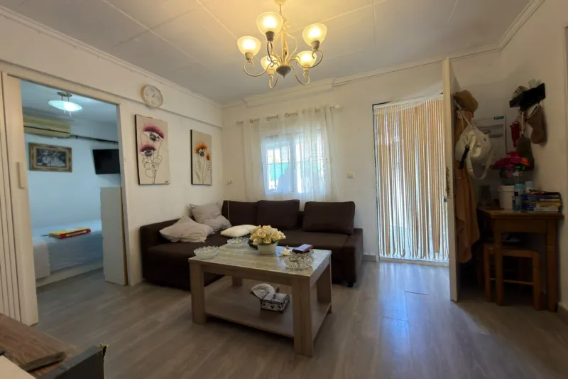 Skvělý zrekonstruovaný bungalov s prostornou, světlem zalitou terasou (bez poplatků za správu nemovitosti)