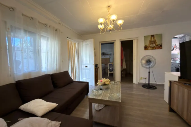 Skvělý zrekonstruovaný bungalov s prostornou, světlem zalitou terasou (bez poplatků za správu nemovitosti)