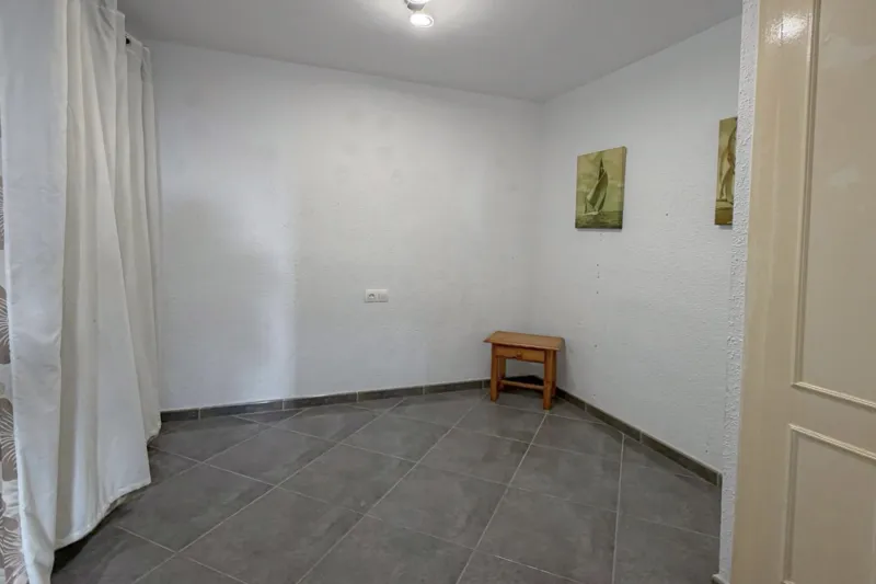 Jardín del Mar! Úchvatný bungalov s velkou terasou, situovaný v soukromém rezidenčním komplexu se společným bazénem.
