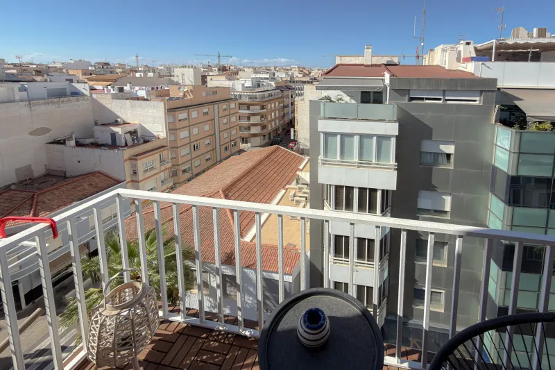 Promenáda u moře! Úchvatný střešní apartmán (orientovaný směrem ven) po působivé rekonstrukci, s terasou nabízející neuvěřitelný panoramatický výhled (jen 280 metrů od moře).