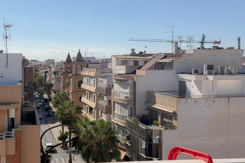 Promenáda u moře! Úchvatný střešní apartmán (orientovaný směrem ven) po působivé rekonstrukci, s terasou nabízející neuvěřitelný panoramatický výhled (jen 280 metrů od moře).