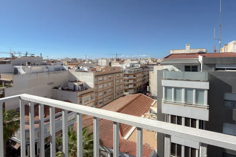 Promenáda u moře! Úchvatný střešní apartmán (orientovaný směrem ven) po působivé rekonstrukci, s terasou nabízející neuvěřitelný panoramatický výhled (jen 280 metrů od moře).