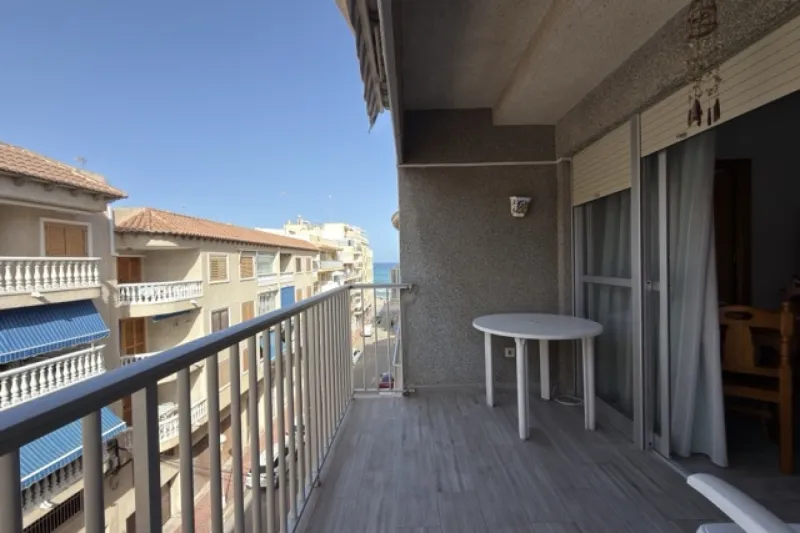Guardamar! Půvabný, zrekonstruovaný střešní apartmán + prostorná terasa s bočním výhledem na moře + garáž v ceně